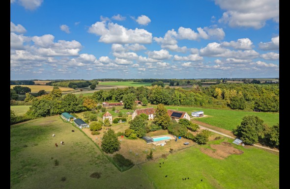 Ancienne ferme rénovée avec piscine, un gîte, boxes pour chevaux, sur 12 Hectares proche de Loches
